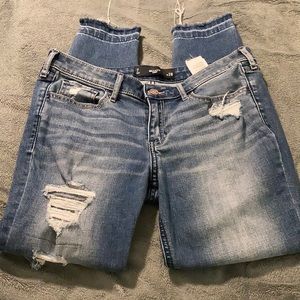 Hollister Crop SIZE 7 W28 Distressed Cropped Jeans